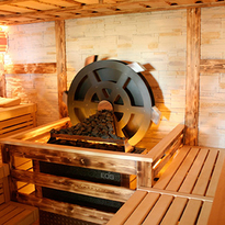 Automatisierter Sauna-Aufguss – hier dreht ein robuster Antrieb